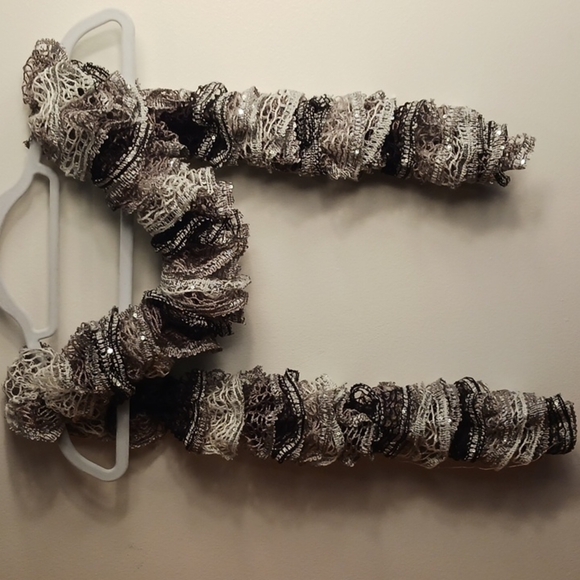 5/$20 BUNDLE 🎈 Frilly Scarves Box 7 - Picture 4 of 4